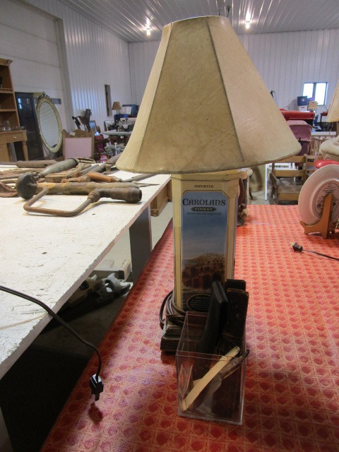 lot 401 image: VINTAGE STRAIGHT EDGE RAZORS AND CAROLANS IRISH WHISLEY LAMP