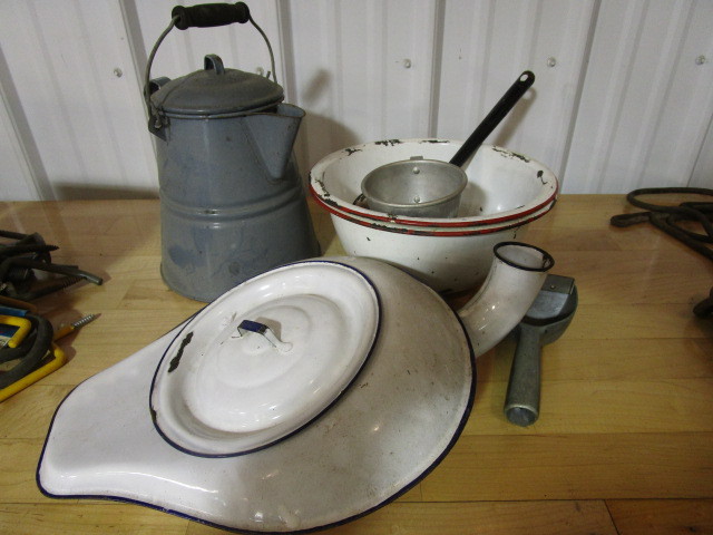 lot 405 image: TIN AND ENAMELWARE