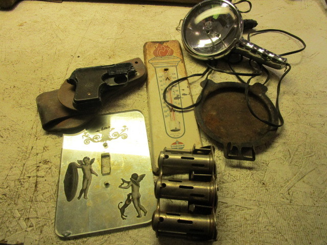 lot 407 image: VINTAGE ITEMS, CHANGE MAKER, STARTING GUN AND MORE