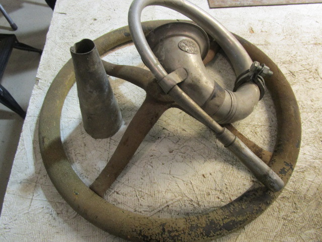 lot 410 image: PAKISTANI CAR HORN AND OLD STEERING WHEEL