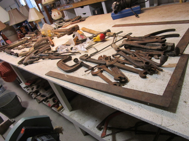 lot 411 image: ASSORTED VINTAGE HAND TOOLS