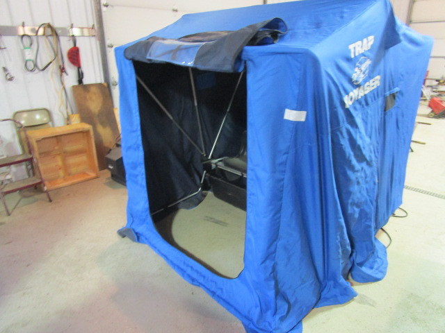 lot 205 image: DAVE GENZ DELUXE PORTABLE FISH HOUSE WITH 2 HOLES