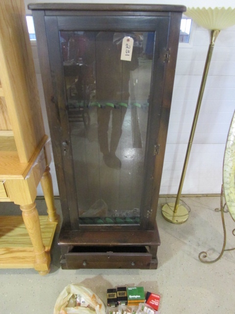 lot 231 image: WOODEN GUN CABINET FOR 7 GUNS