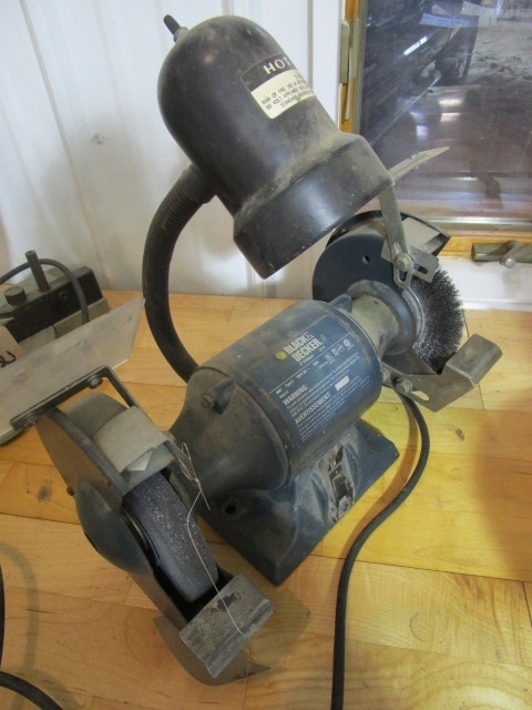 lot 238 image: BLACK & DECKER ELECTRIC BENCH GRINDER