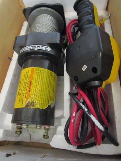 lot 241 image: CHICAGO 2000 LB WINCH
