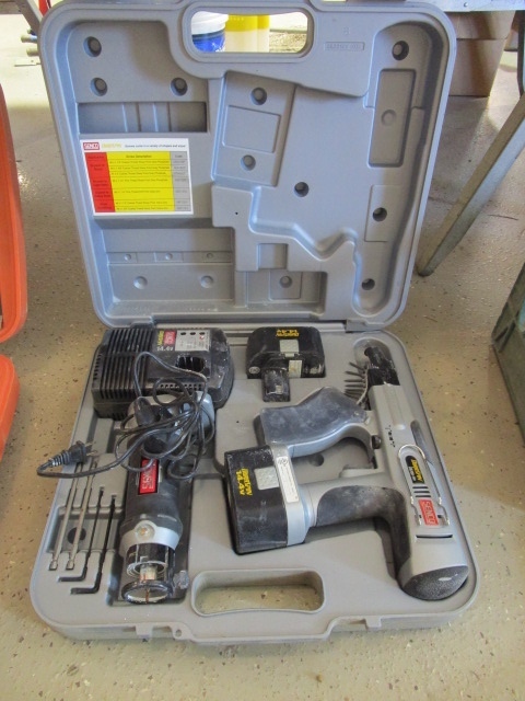 lot 244 image: SENCO CORDLESS DURA SPIN SCREW FASTENING SYSTEM