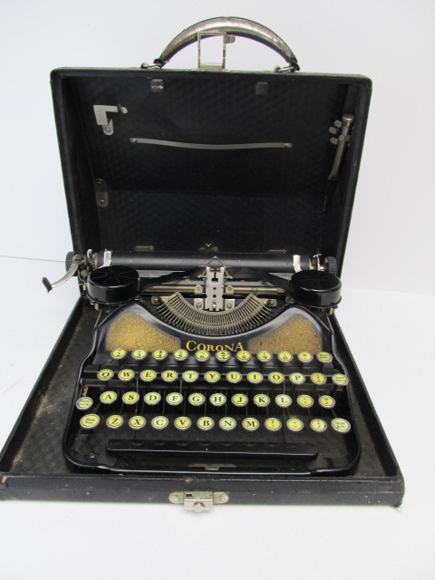 lot 25 image: Vintage CORONA Portable Typewriter wCase
