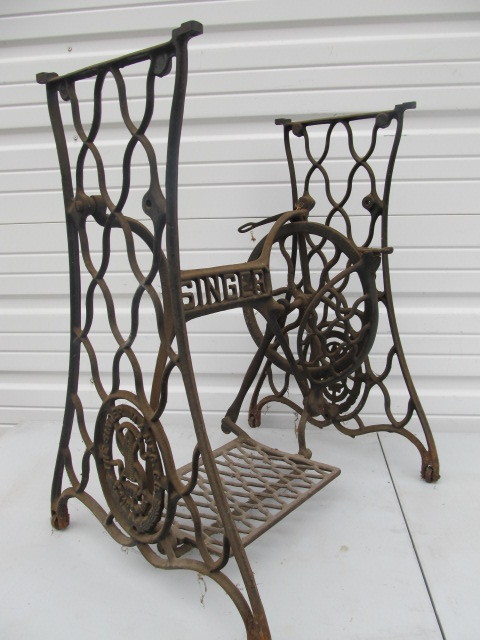 lot 75 image: Antique Cast Iron SINGER Sewing Machine Table Base #1
