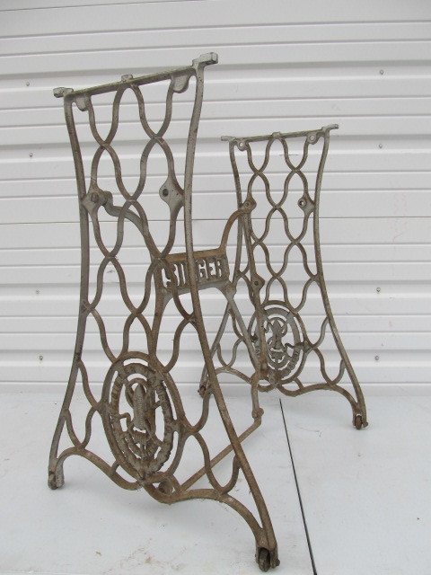 lot 76 image: Antique Cast Iron SINGER Sewing Machine Table Base #2