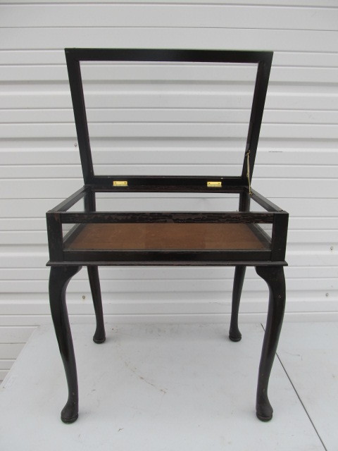 lot 77 image: Wooden Glass Top Display Case Table