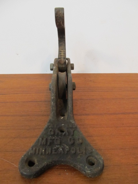 lot 86 image: Old Vintage Cast Iron Boat Anchor Rope Clamp Pulley 