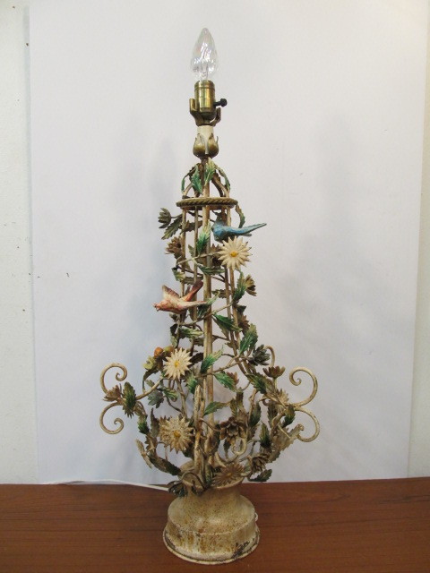 lot 125 image: Working Vintage Italian Tole Painted Floral Metal Table Lamp wBirds