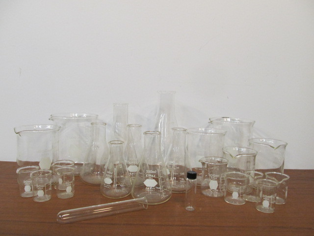 lot 126 image: Group of Vintage PYREX etc Glass Scientific Lab Beakers Cylinders 