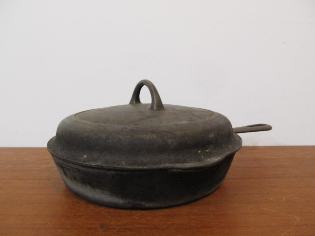 lot 128 image: Antique GRISWOLD Cast Iron No. 7 Skillet wOriginal Matching Lid