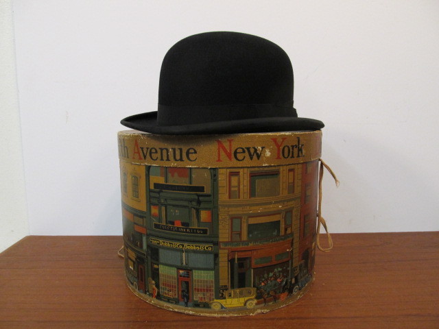 lot 135 image: Vintage 1930s-40s Bowler Hat wDobbs Hat Box