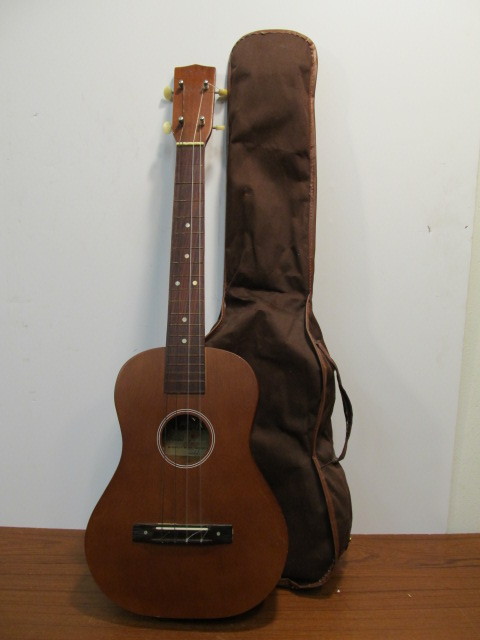 lot 138 image: Vintage 1950s-60s HARVICK Model 3024 Ukulele
