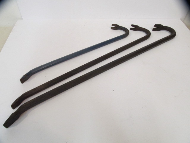 lot 220 image: Group of 3 Pry Bars