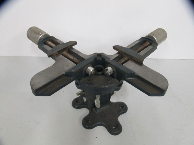 lot 143 image: Heavy Duty Vintage Iron AWARD Picture Framing Vise