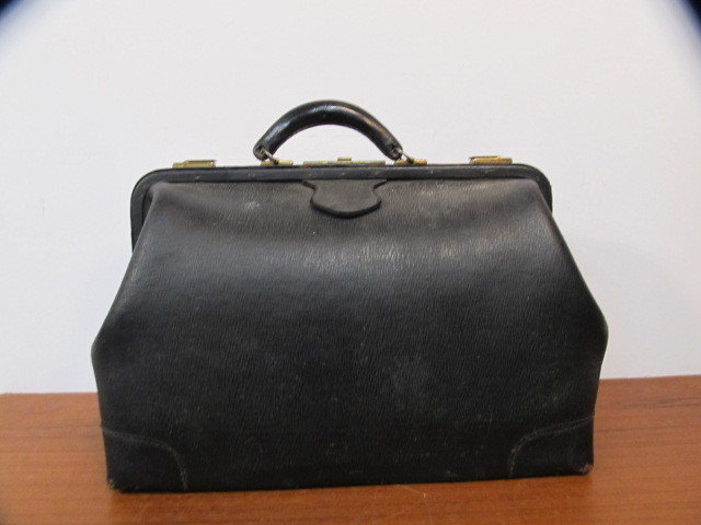lot 146 image: Old Vintage D.B. Company Leather Doctors Bag Satchel