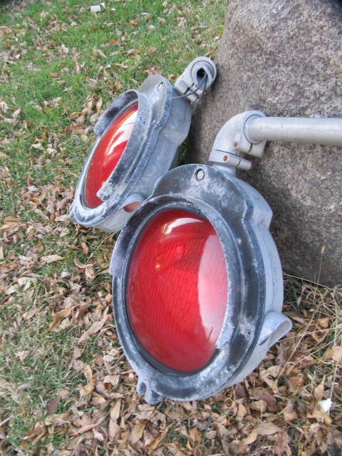 lot 194 image: Pair of SAFETRAN Systems Railroad Lights