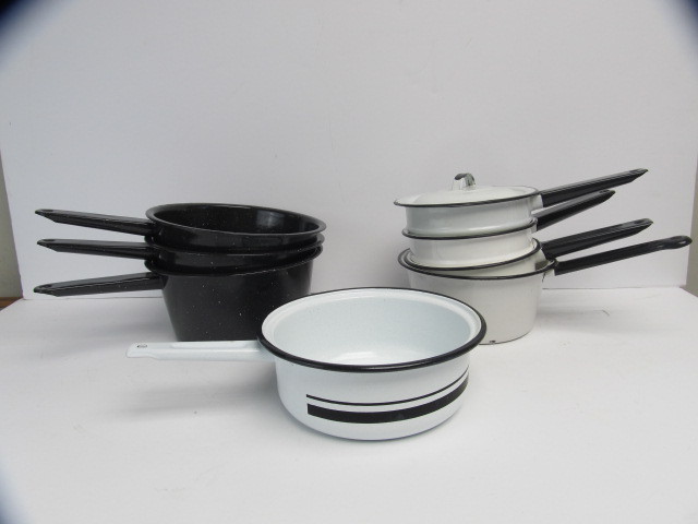lot 198 image: Lot of Vintage Enamelware
