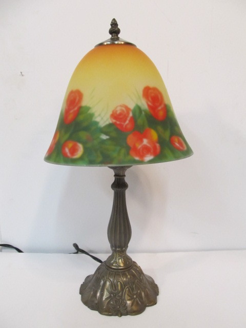 lot 162 image: Vintage Tiffany Style Reverse Hand Painted Bed of Roses Frosted Lamp
