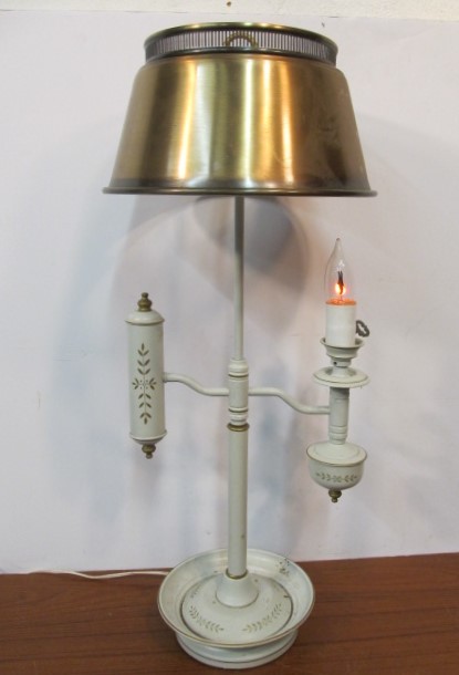 lot 170 image: Vintage Mid Century Tole Painted Table Lamp wFlickering Light Bulb