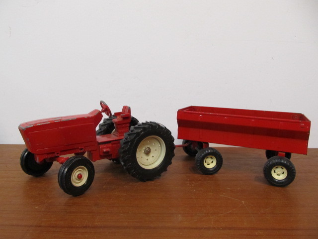 lot 171 image: Older Vintage ERTL Diecast Tractor & Trailer