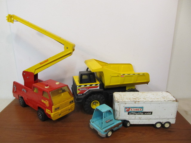 lot 184 image: Group of Vintage Metal TONKA Vehicles