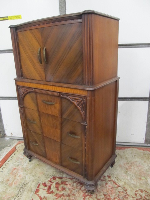 lot 1 image: Vintage 1930s Art Deco Chest of Drawers Dresser