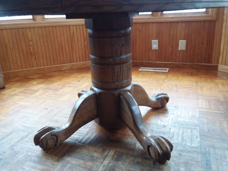 lot 272 image: Clawfoot Round Oak Dining Table wLeaves