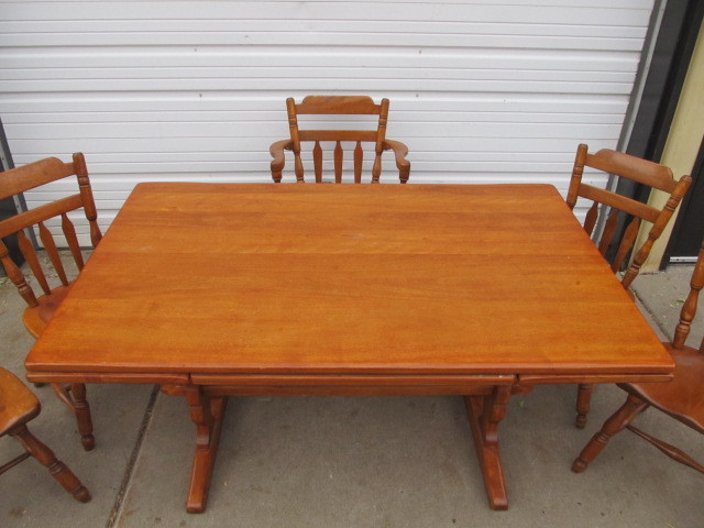 lot 7 image: Vintage Cushman Colonial Style Extending Dining Table w 5 Chairs