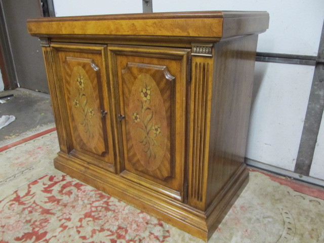 lot 281 image: Nice Contemporary STANLEY FURNITURE Bar Cabinet wFold-Out Top
