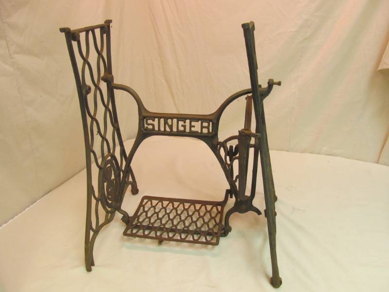 lot 21 image: Antique Singer sewing machine frametreadle