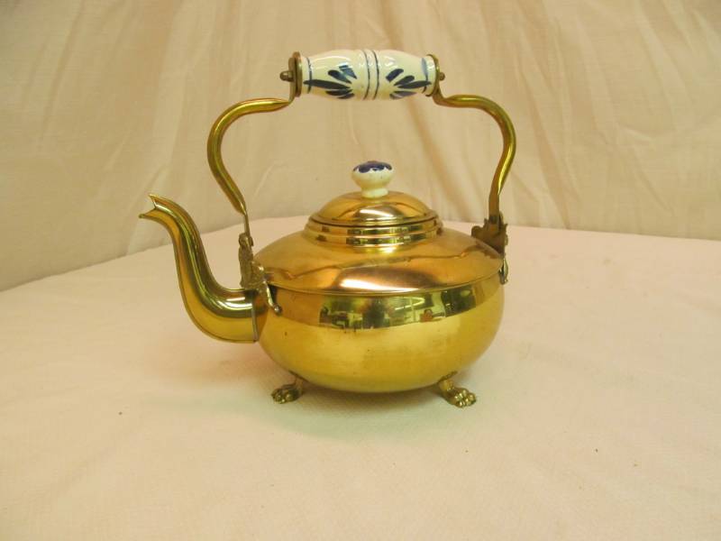lot 42 image: teapot