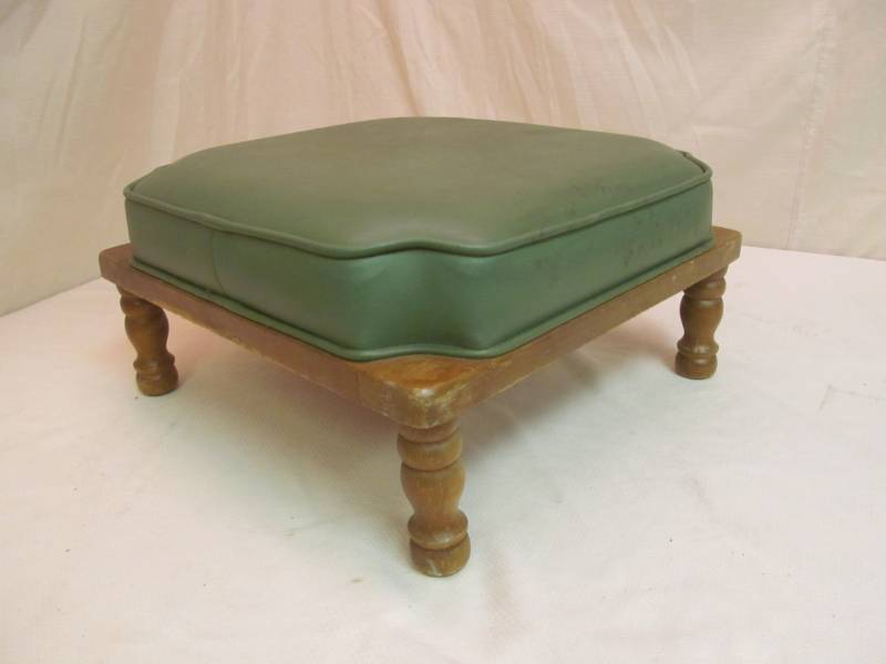 lot 90 image: vintage ottoman