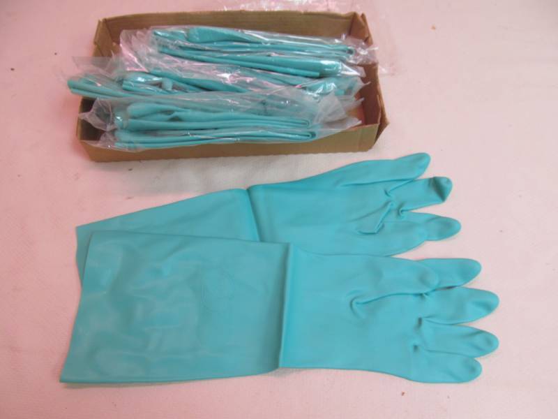 lot 113 image: summit gloves