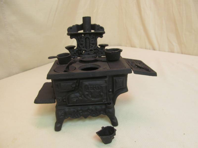 lot 151 image: crescent cast iron stove