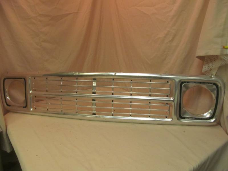 lot 173 image: vintage Dodge truck grill