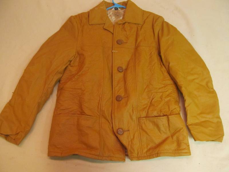 lot 185 image: Fingerhut coat