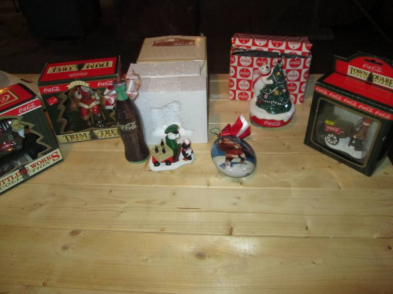 lot 12 image: Vintage Coca Cola 5 Pc entertainmen...