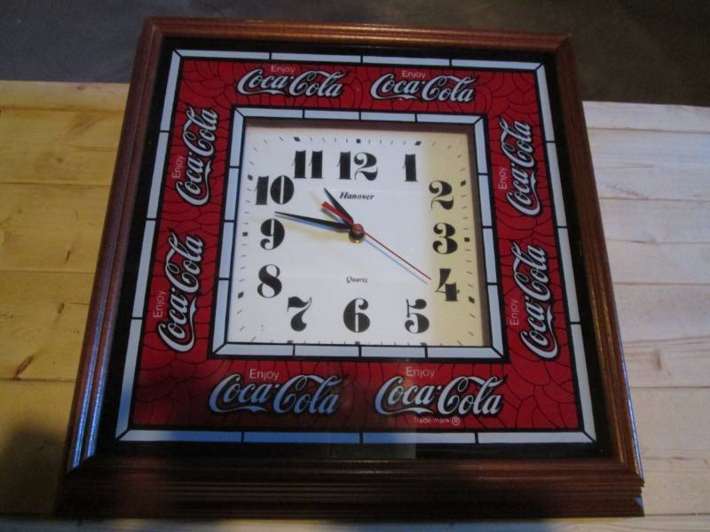lot 17 image: Coca Cola clock...