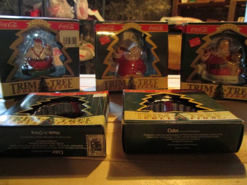 lot 37 image: Coca Cola Christmas ornaments, 5 Tr...