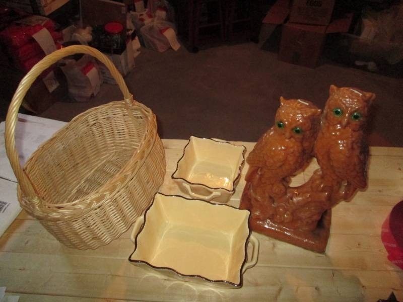 lot 48 image: Owl candles, bakeware and basket...