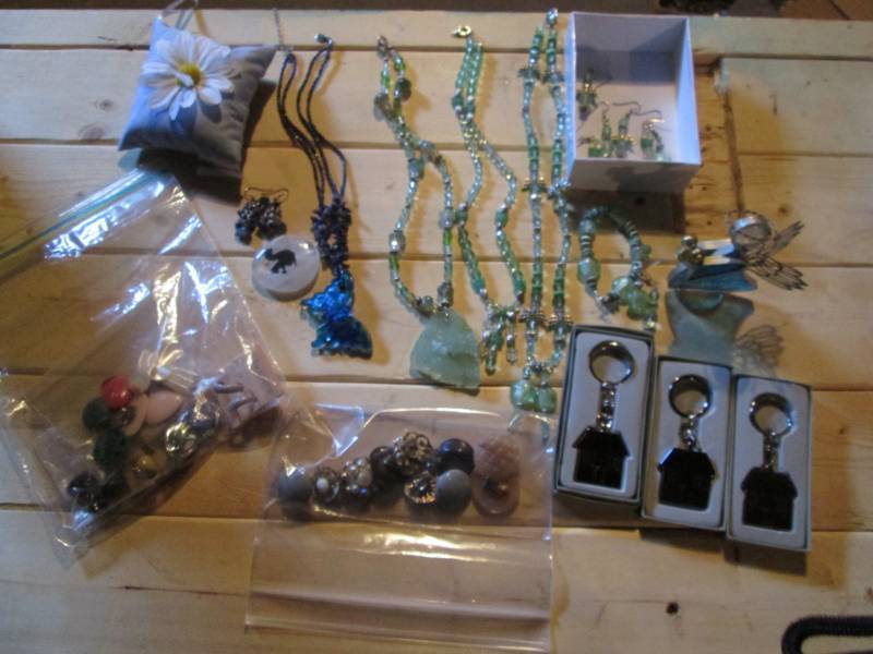lot 49 image: Lot of costume jewlery...