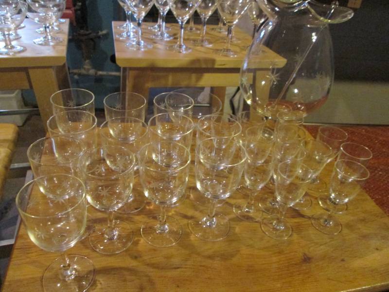 lot 57 image: Lot of matching glassware, star pat...