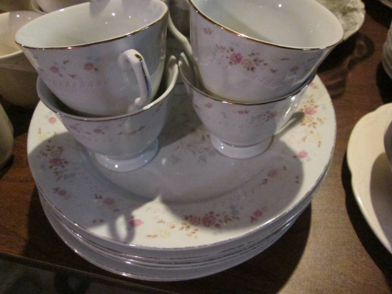 lot 60 image: McLain china and Pfaltzgraff plate ...