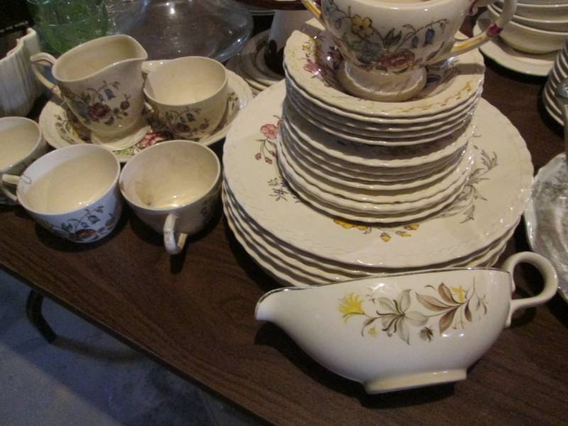 lot 62 image: Hand Painted Vernon kilns dish set...