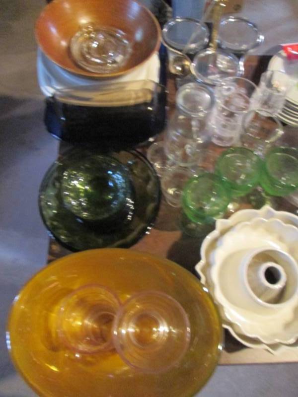 lot 63 image: Lot of assorted glass and decorativ...