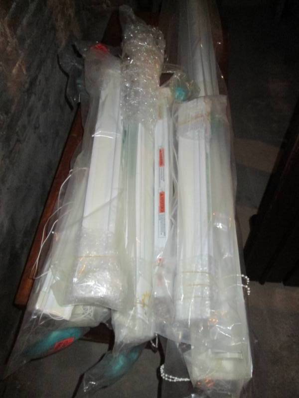 lot 65 image: Lotof window blinds, all new in pac...